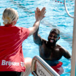 Auch Erwachsene und Jugendliche ab 12 Jahren können das Schwimmen erlernen
